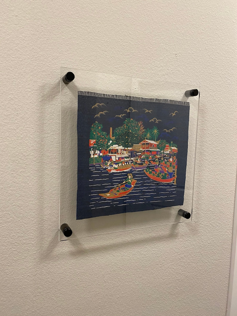 Transparent acrylic floating photo frame with right-angle design, suitable for displaying photos, artwork, and diplomas.