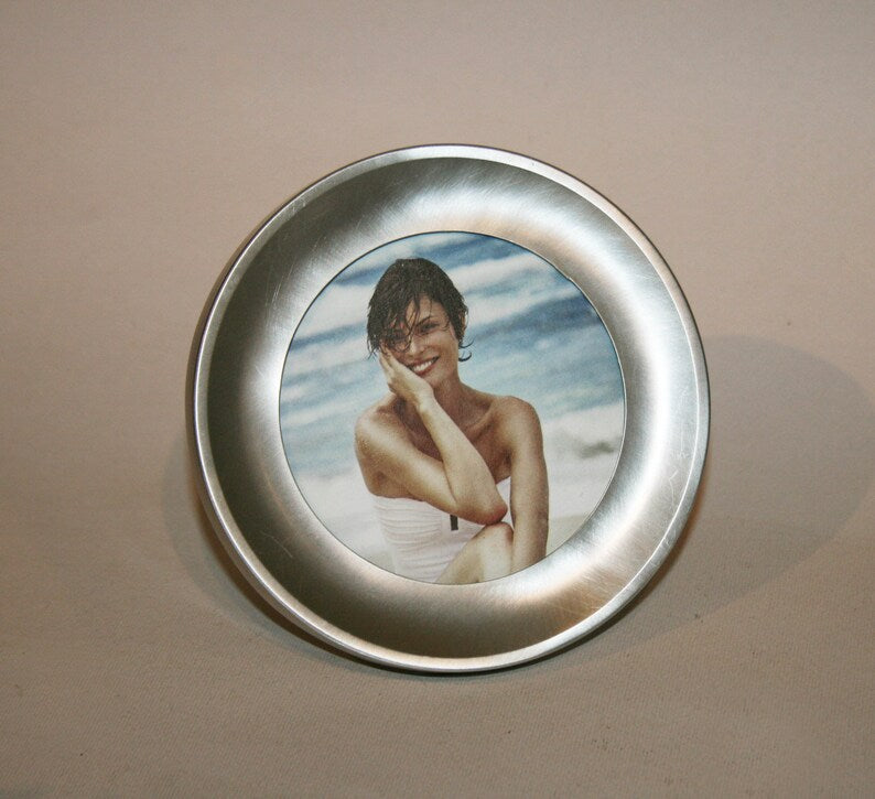 Round picture frame, made of nickel silver