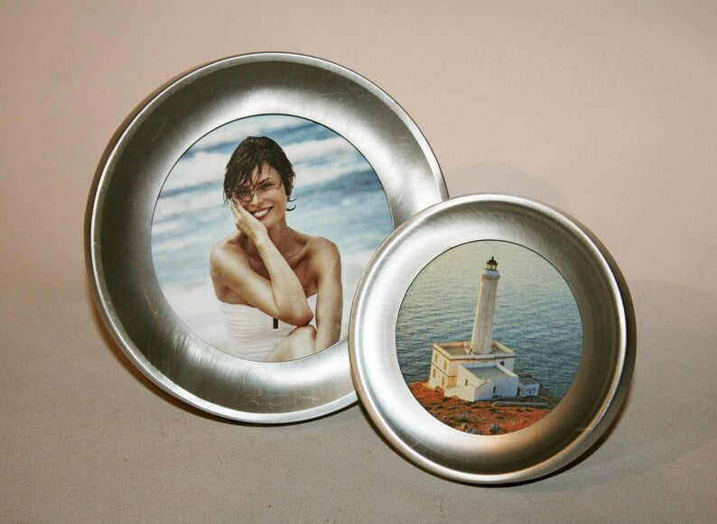 Round picture frame, made of nickel silver