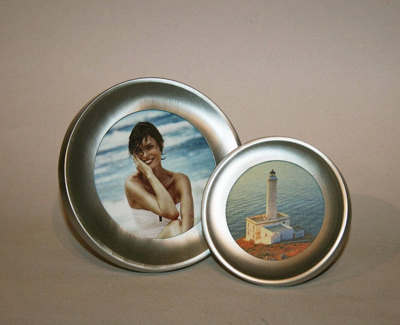 Round picture frame, made of nickel silver